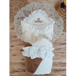 Yenidoğan Wool Yün Kumaş Taç Nakışlı Güpür Duvaklı Fiyonk Prizma Taş Unisex Kundak Bebek Battaniyesi Yenidoğan Wool Yün Kumaş Taç Nakışlı Güpür Duvaklı Fiyonk Prizma Taş Unisex Kundak Bebek Battaniyesi