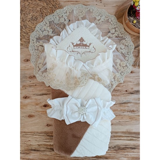 Yenidoğan Wool Yün Kumaş Taç Nakışlı Güpür Duvaklı Fiyonk Prizma Taş Unisex Kundak Bebek Battaniyesi Yenidoğan Wool Yün Kumaş Taç Nakışlı Güpür Duvaklı Fiyonk Prizma Taş Unisex Kundak Bebek Battaniyesi