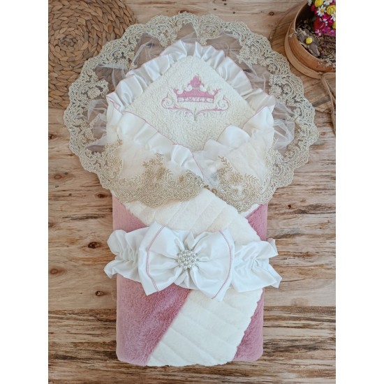 Yenidoğan Wool Yün Kumaş Taç Nakışlı Güpür Duvaklı Fiyonk Prizma Taş Unisex Kundak Bebek Battaniyesi Yenidoğan Wool Yün Kumaş Taç Nakışlı Güpür Duvaklı Fiyonk Prizma Taş Unisex Kundak Bebek Battaniyesi