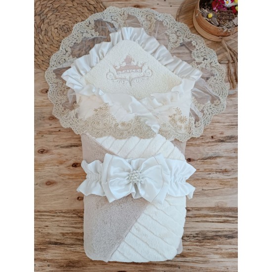 Yenidoğan Wool Yün Kumaş Taç Nakışlı Güpür Duvaklı Fiyonk Prizma Taş Unisex Kundak Bebek Battaniyesi Yenidoğan Wool Yün Kumaş Taç Nakışlı Güpür Duvaklı Fiyonk Prizma Taş Unisex Kundak Bebek Battaniyesi