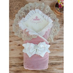 Yenidoğan Wool Yün Kumaş Taç Nakışlı Güpür Duvaklı Fiyonk Prizma Taş Unisex Kundak Bebek Battaniyesi Yenidoğan Wool Yün Kumaş Taç Nakışlı Güpür Duvaklı Fiyonk Prizma Taş Unisex Kundak Bebek Battaniyesi