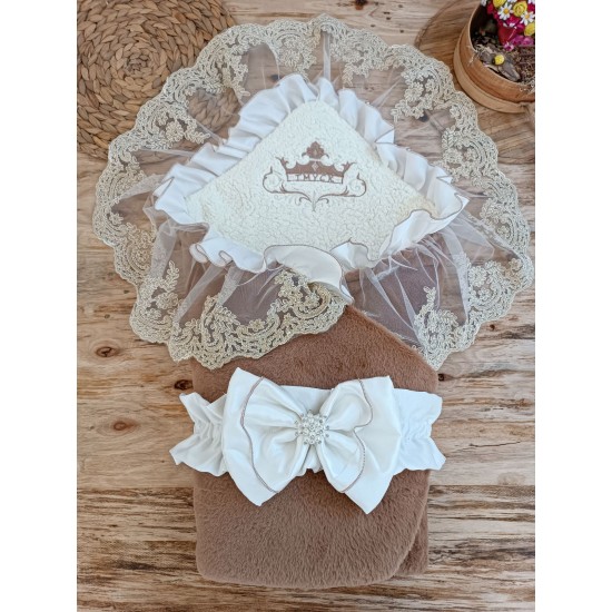 Yenidoğan Wool Yün Kumaş Taç Nakışlı Güpür Duvaklı Fiyonk Prizma Taş Unisex Kundak Bebek Battaniyesi Yenidoğan Wool Yün Kumaş Taç Nakışlı Güpür Duvaklı Fiyonk Prizma Taş Unisex Kundak Bebek Battaniyesi