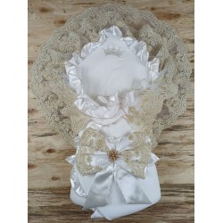 Sahra Taç Nakışlı İnci Ve Dantel Fiyonklu Çift Dantel Duvaklı Trilüks Kundak Bebek Battaniyesi