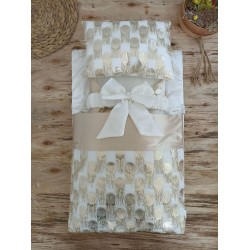 Yenidoğan İzmir İncisi Tül İşlemeli Pamuklu Fiyonklu Kundaklı Lüks 3lü Alt Açma Seti Yenidoğan İzmir İncisi Tül İşlemeli Pamuklu Fiyonklu Kundaklı Lüks 3lü Alt Açma Seti