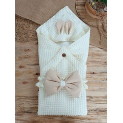 Yenidoğan Kulaklı Şapkalı Düğme Detaylı Fiyonklu Bebek Battaniyesi Kundak Yenidoğan Kulaklı Şapkalı Düğme Detaylı Fiyonklu Bebek Battaniyesi Kundak