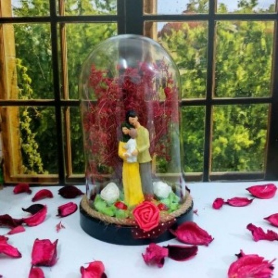 Fanus Teraryum Tesettürlü Sarılan Aile Temalı Hediyelik Kuru Çiçeklia